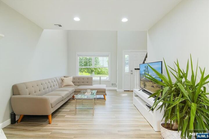 Property Photo:  471 N Midland Avenue 10  NJ 07663 