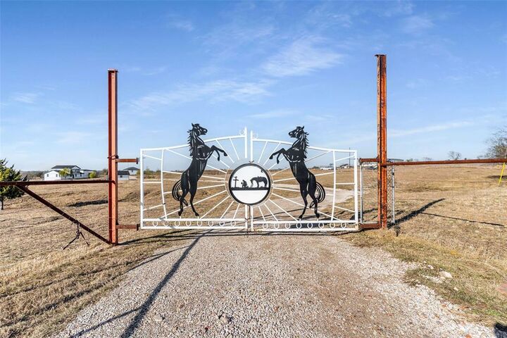 Property Photo: 1061 Zmolek Road TX 75119