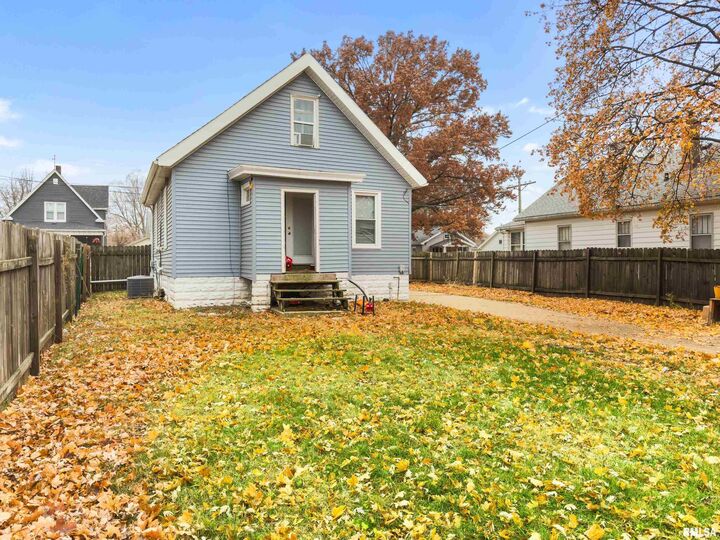 Property Photo: 617 E Virginia Avenue IL 61603