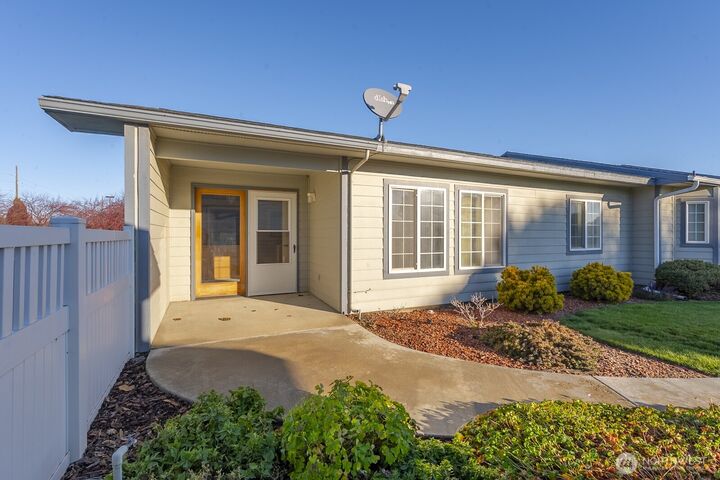 Property Photo: 1000 13 Avenue SW 3 WA 98848