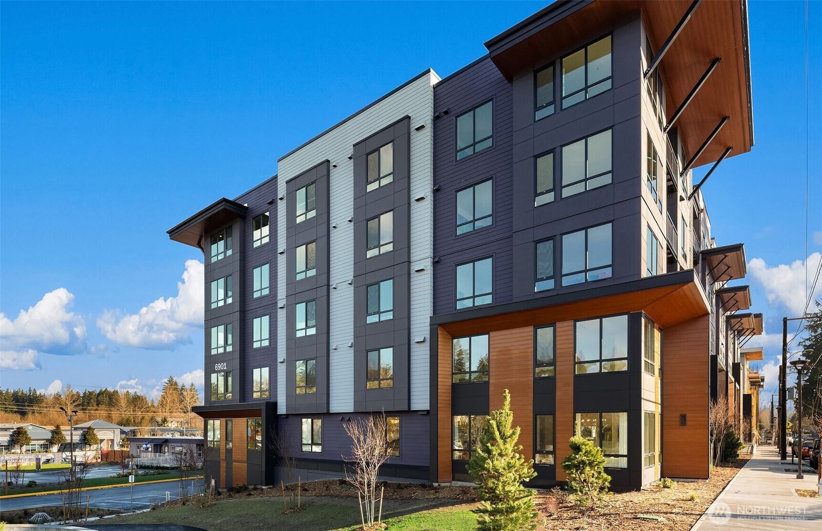 Property Photo: 6901 NE 184th Lane 105 WA 98028