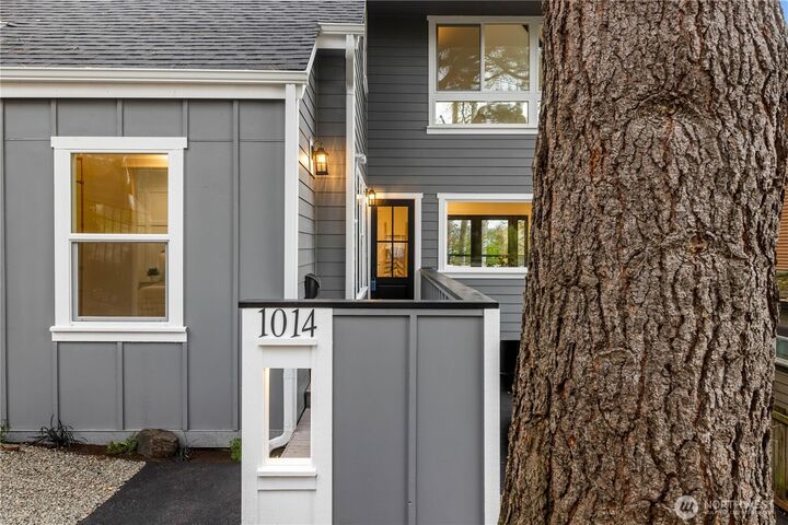 Property Photo:  1014  4th Avenue N  WA 98109 