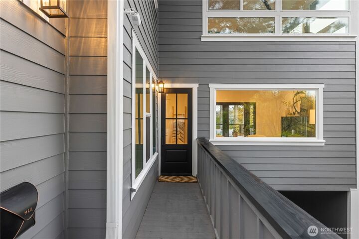 Property Photo:  1014  4th Avenue N  WA 98109 