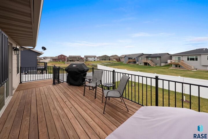 Property Photo:  2309 S Creekview Ave  SD 57106 