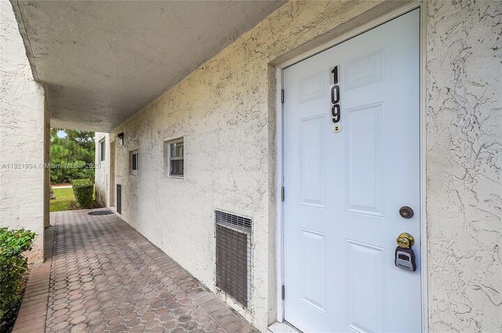Property Photo: 8940 S Hollybrook Blvd 109 FL 33025