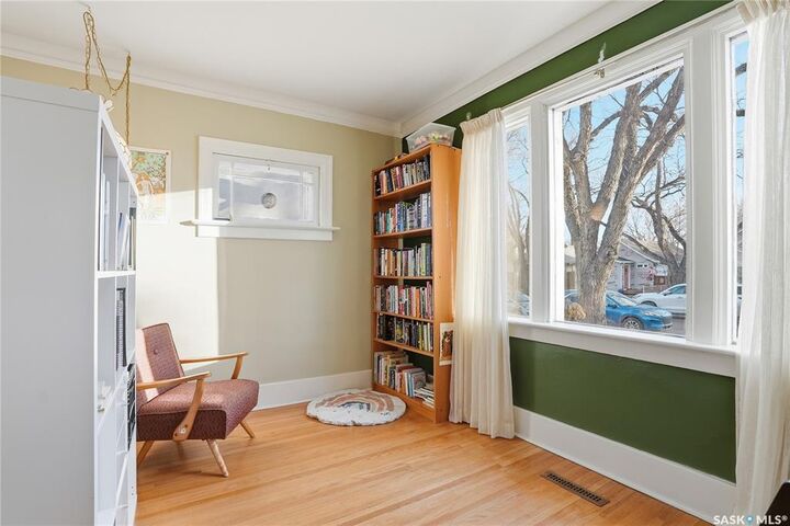 Property Photo:  1121 C Avenue N  SK S7L 1K3 