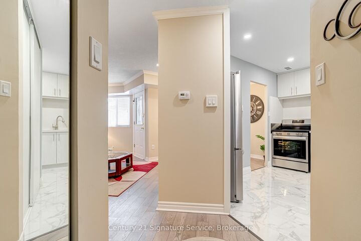 Property Photo: 2001 Bonnymede Drive 15 ON L5J 4H8