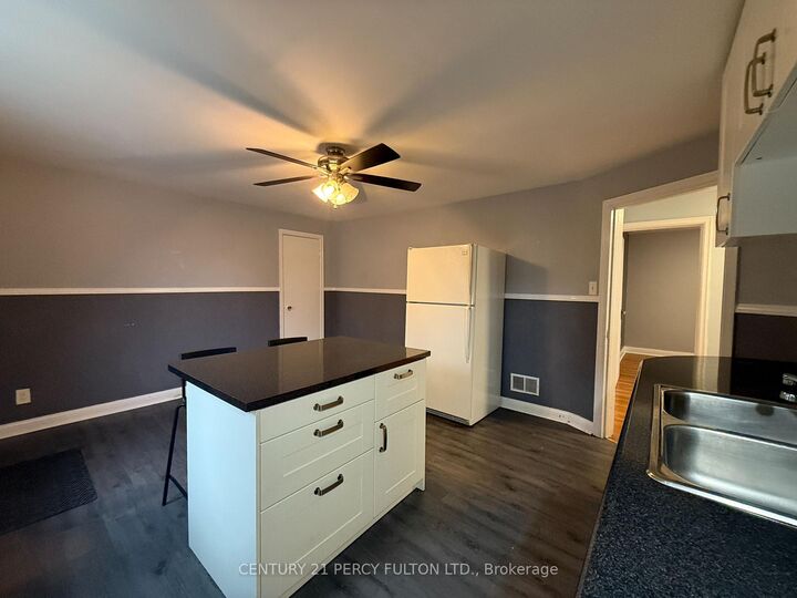 Photo de la propriété:  248 Toronto Avenue  ON L1H 3C1 