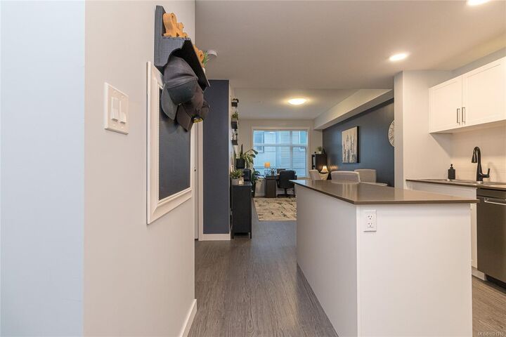 Property Photo:  868 Orono Ave 304  BC V8B 0X9 