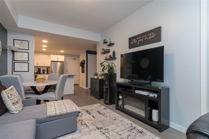 Property Photo:  868 Orono Ave 304  BC V8B 0X9 