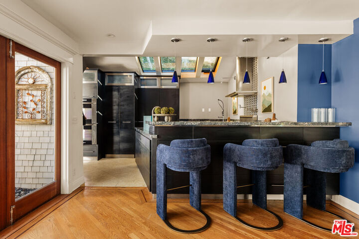 Property Photo:  8957 Appian Way  CA 90046 