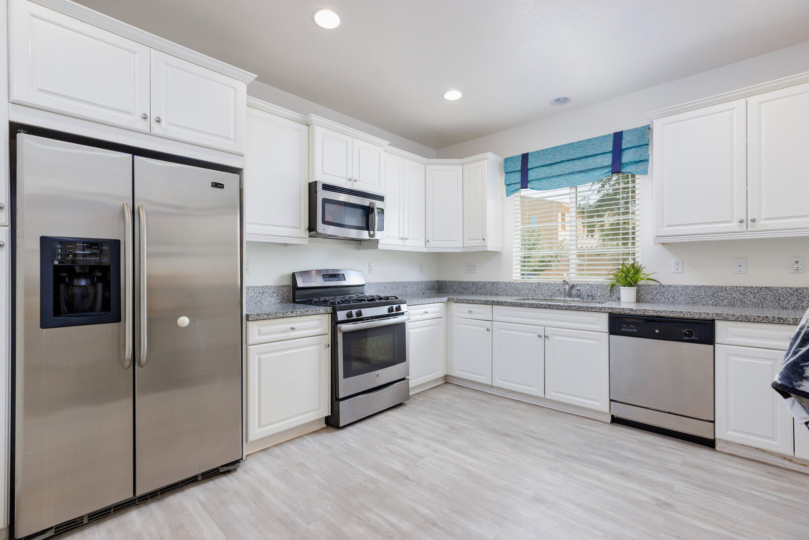 Property Photo:  444 Via De La Paz  CA 92211 