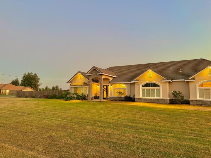 Property Photo:  25162 Burton Way  CA 93638 