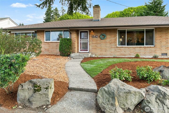 Property Photo:  842  Lynnwood Avenue NE  WA 98056 