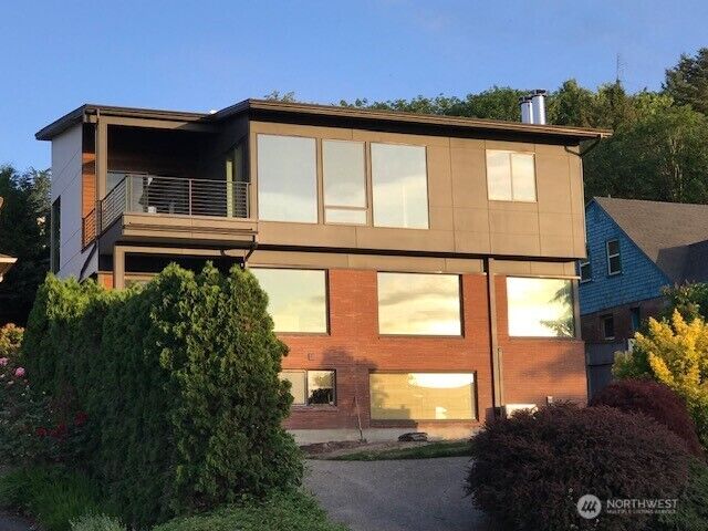 Property Photo:  1420 S 36th Avenue  WA 98144 