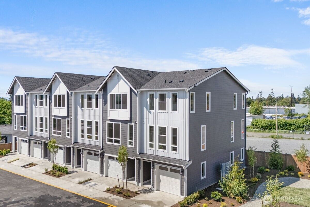 Property Photo:  15726  40th Avenue W D1  WA 98087 