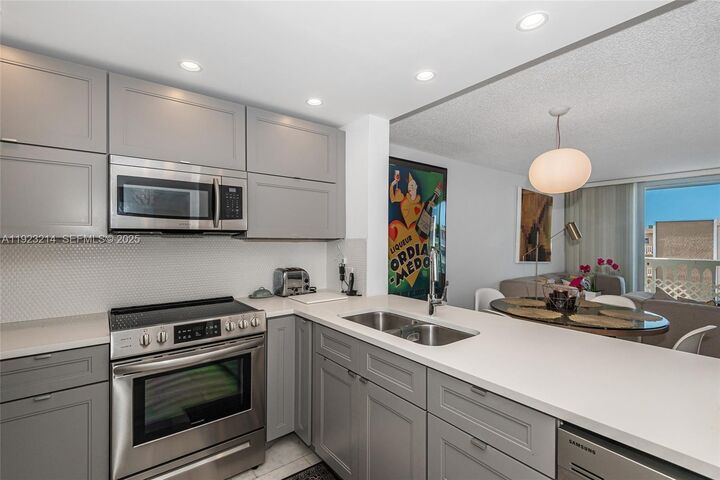 Property Photo: 401 NE 14th Ave 705 FL 33009