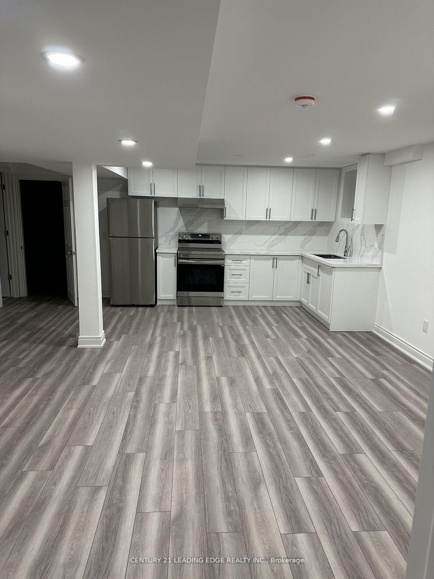 Photo de la propriété: 48 Temple West Crescent Bsmt ON L1T 4J8