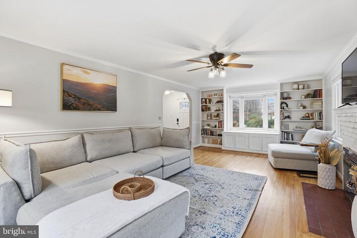 Property Photo: 6539 Oakwood Drive VA 22041