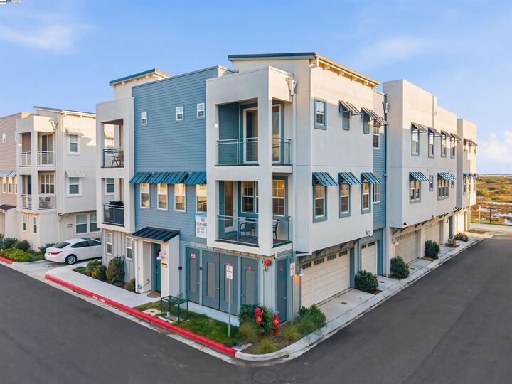 Property Photo:  9412 Ocean Park Way  CA 94560 