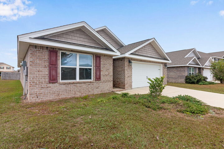 Property Photo: 806 Moorhen Way FL 32539