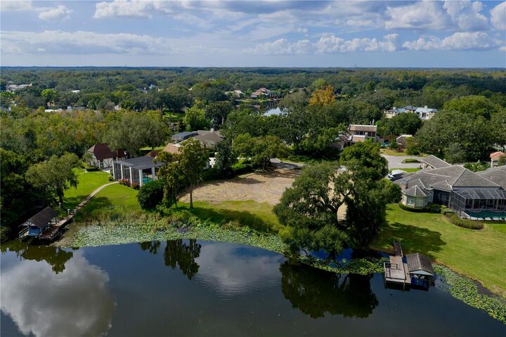 Property Photo:  806 Taray De Avila  FL 33613 