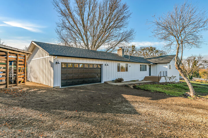 Property Photo: 885 Mountain View Drive OR 97524