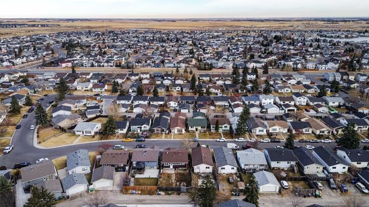 Property Photo:  164 Faldale Close NE  AB T3J 1V9 