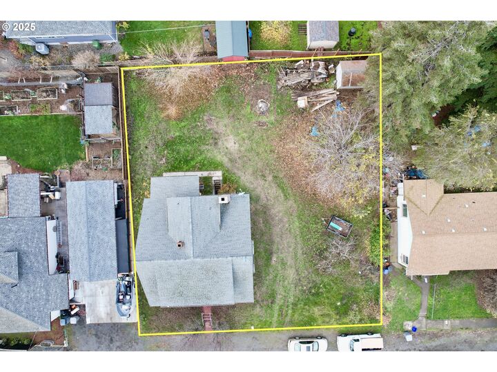 Property Photo:  826 E 15th St  OR 97058 