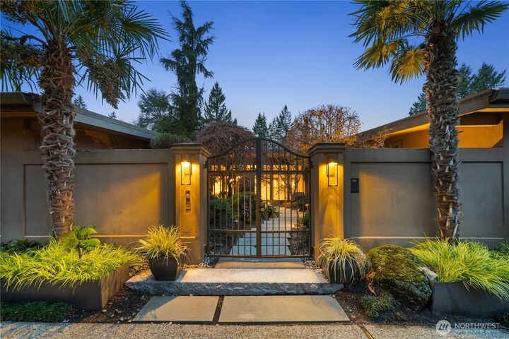 Property Photo:  3215  78th Place NE  WA 98039 