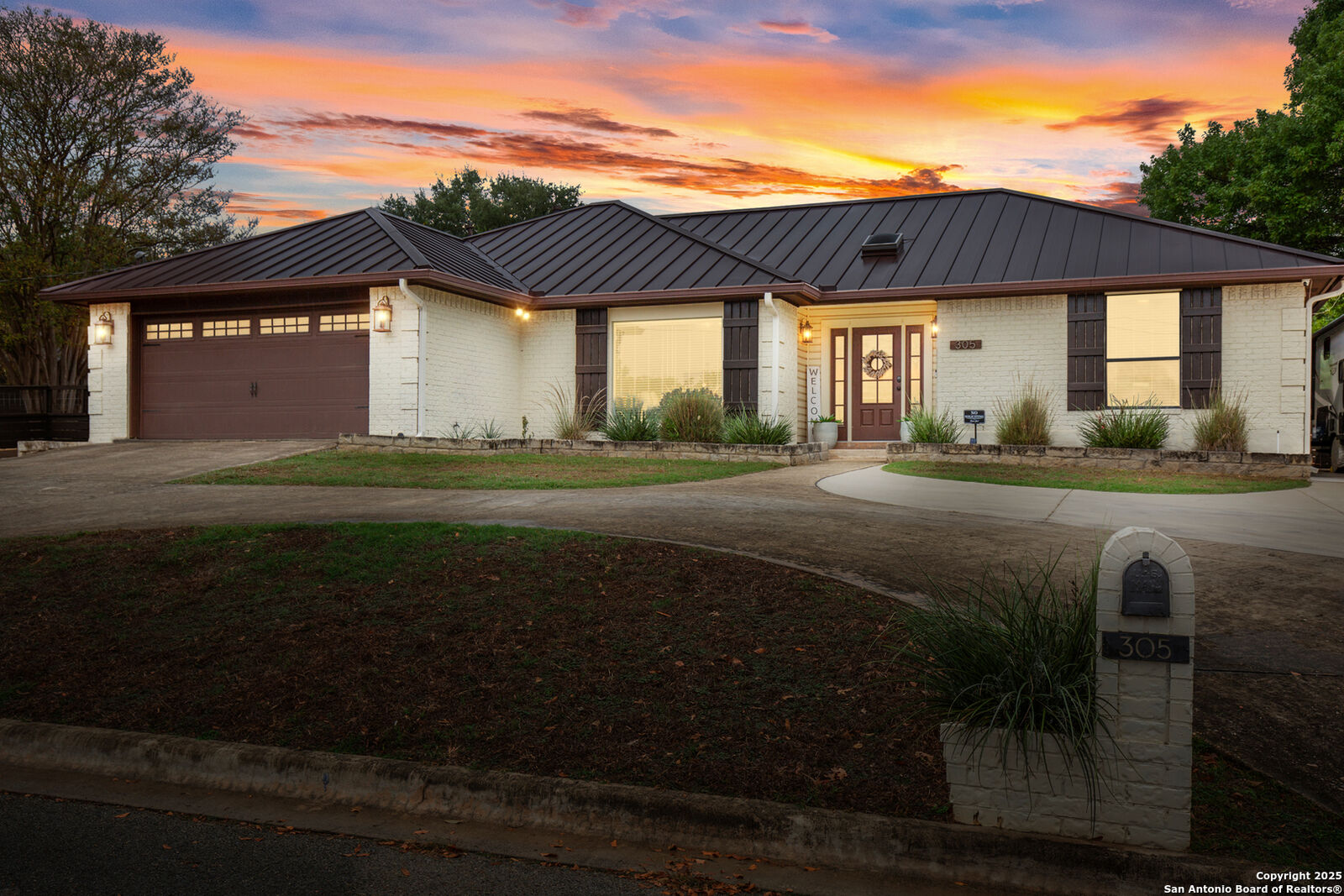 Property Photo:  305 E Tanglewood  TX 78130 