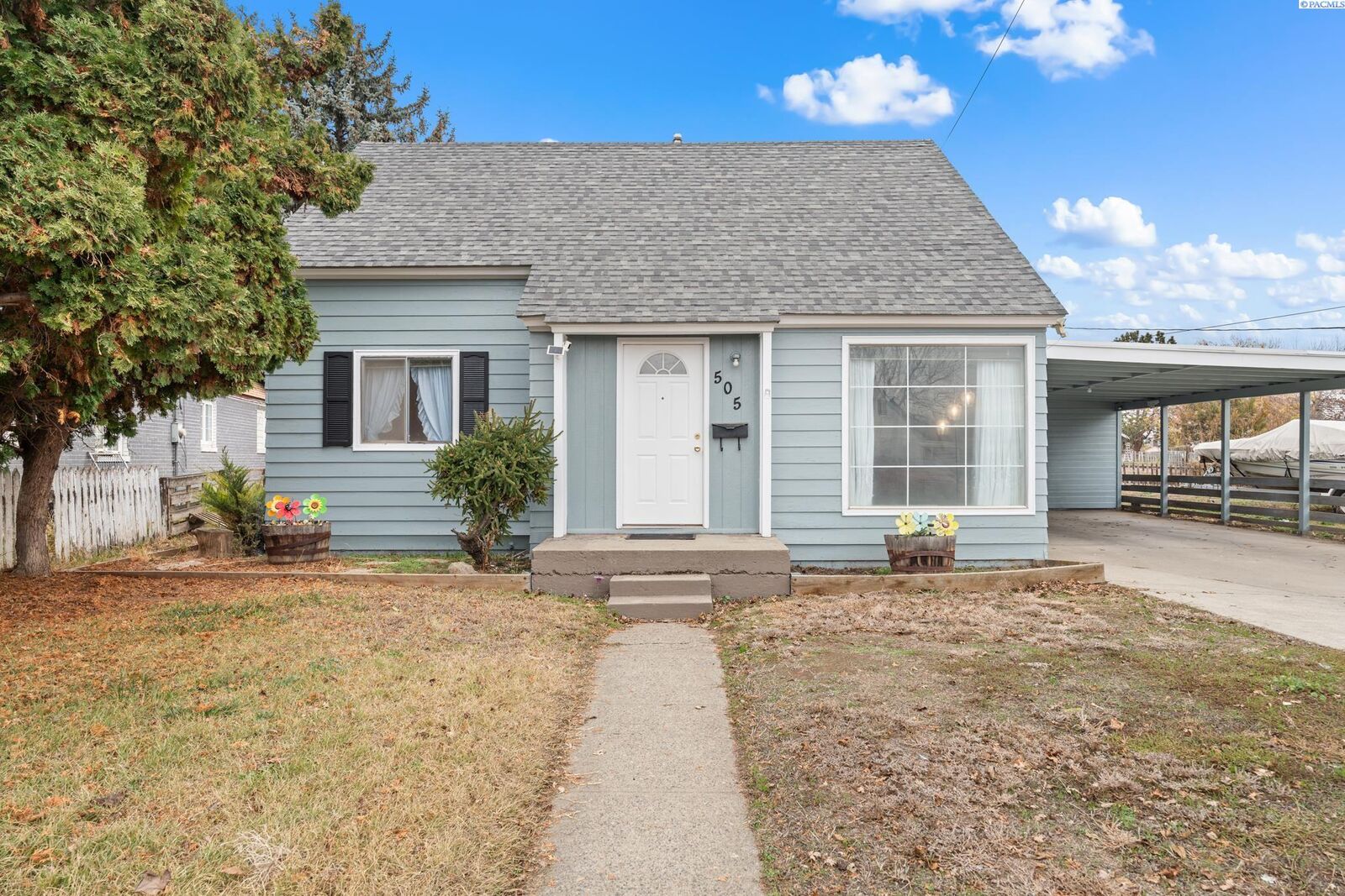 Property Photo:  505 S 12th St  WA 98944 