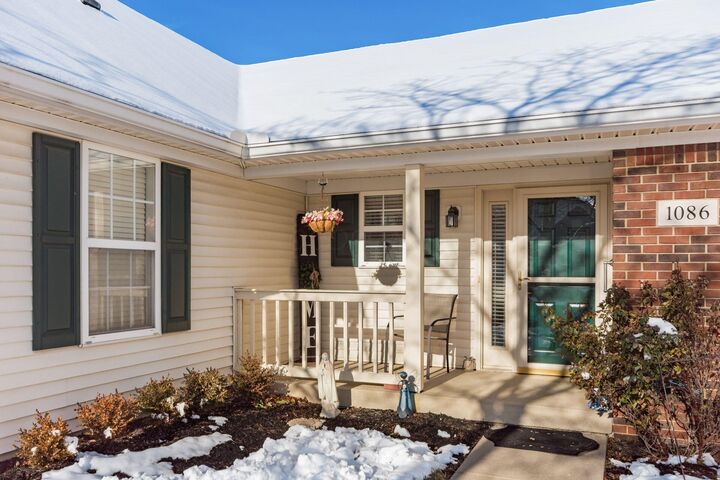 Property Photo: 1086 Oak Bay Drive OH 43119