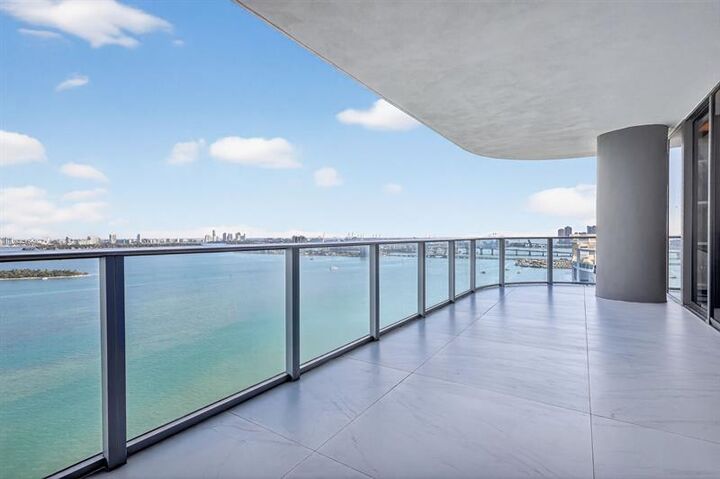 Property Photo:  700 NE 24th St 2207  FL 33137 