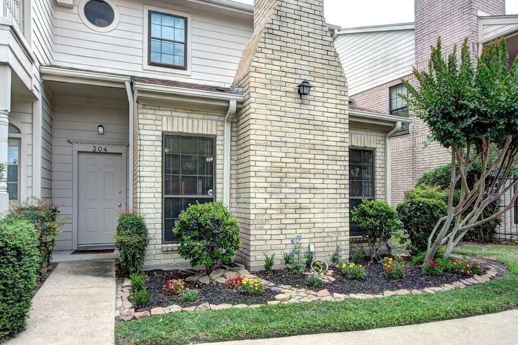 Property Photo: 800 Country Place Drive 304 TX 77079