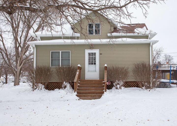 Property Photo:  520 3rd St  IA 50602 