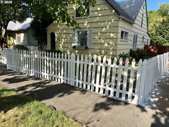 Property Photo: 2014 E St WA 98663