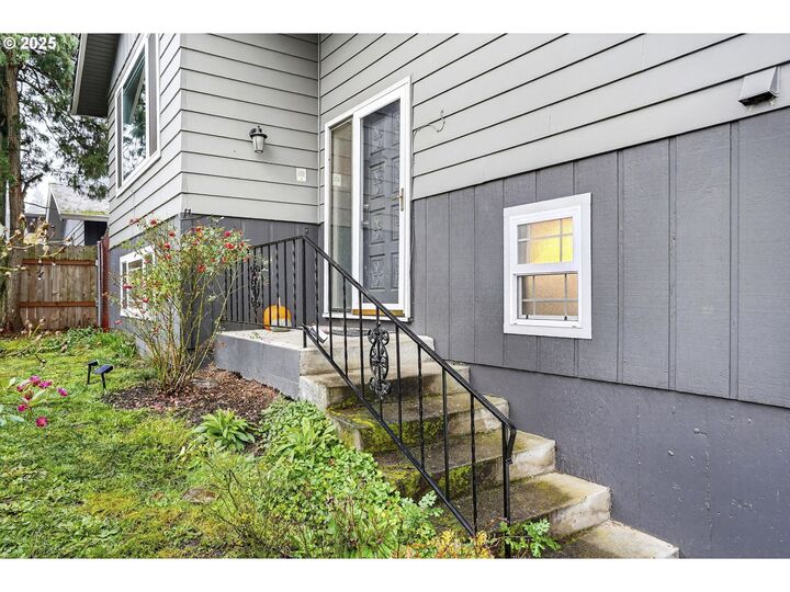 Property Photo: 6635 SE Doncaster Dr OR 97027