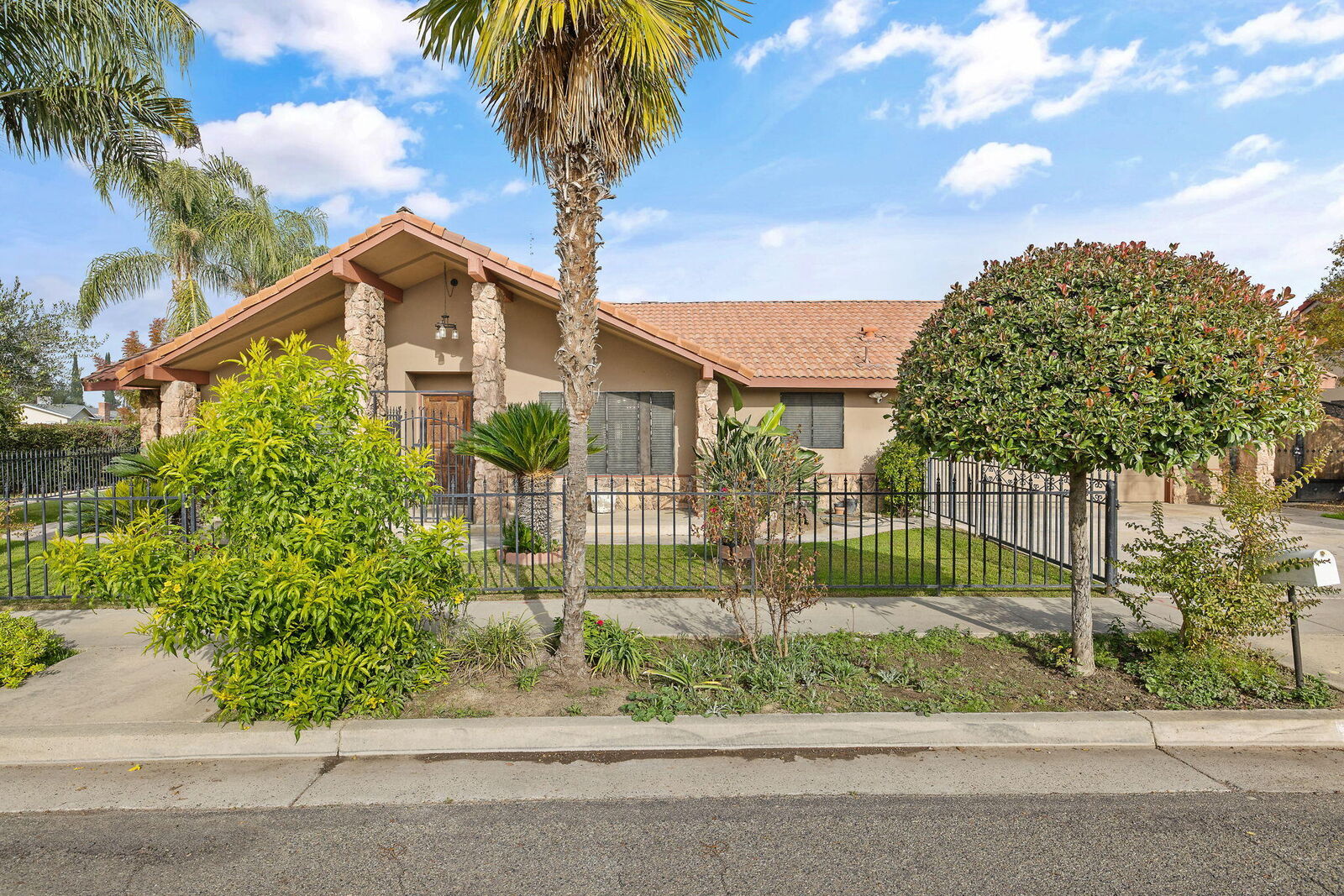 Property Photo: 1502 S Lydia Drive CA 93274
