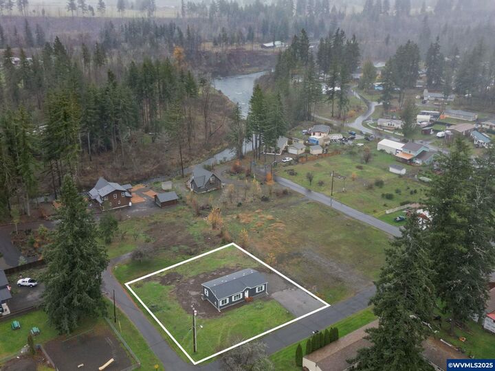 Property Photo: 124 Santiam St St OR 97346