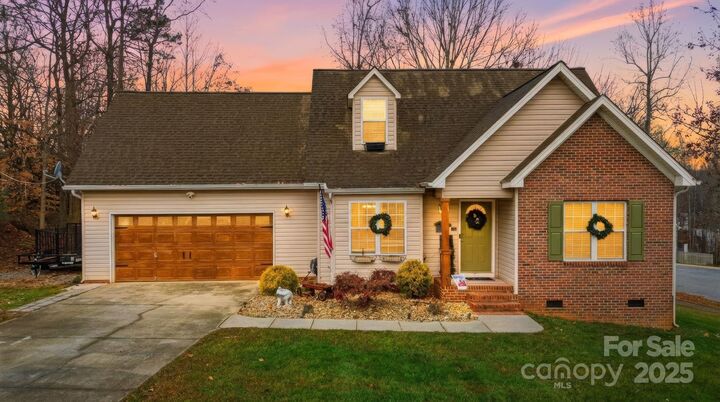 Property Photo:  122 Valley Glen Drive  NC 28166 