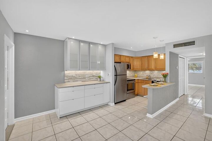 Property Photo: 4051 NE 13th Ave 77 FL 33334