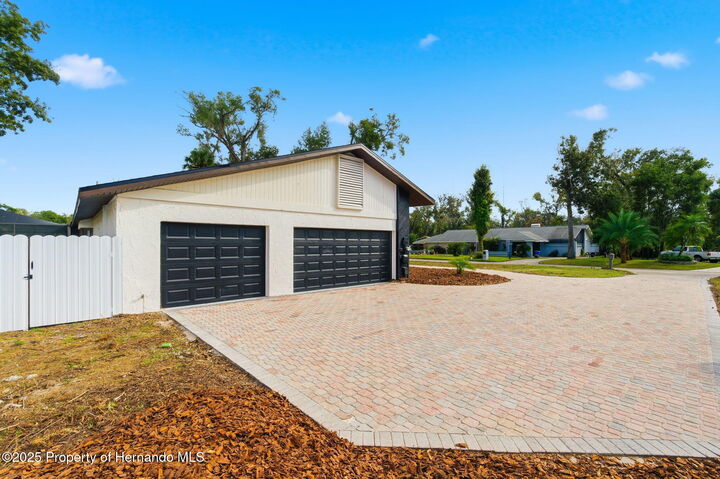 Property Photo: 916 River Rapids Avenue FL 33511