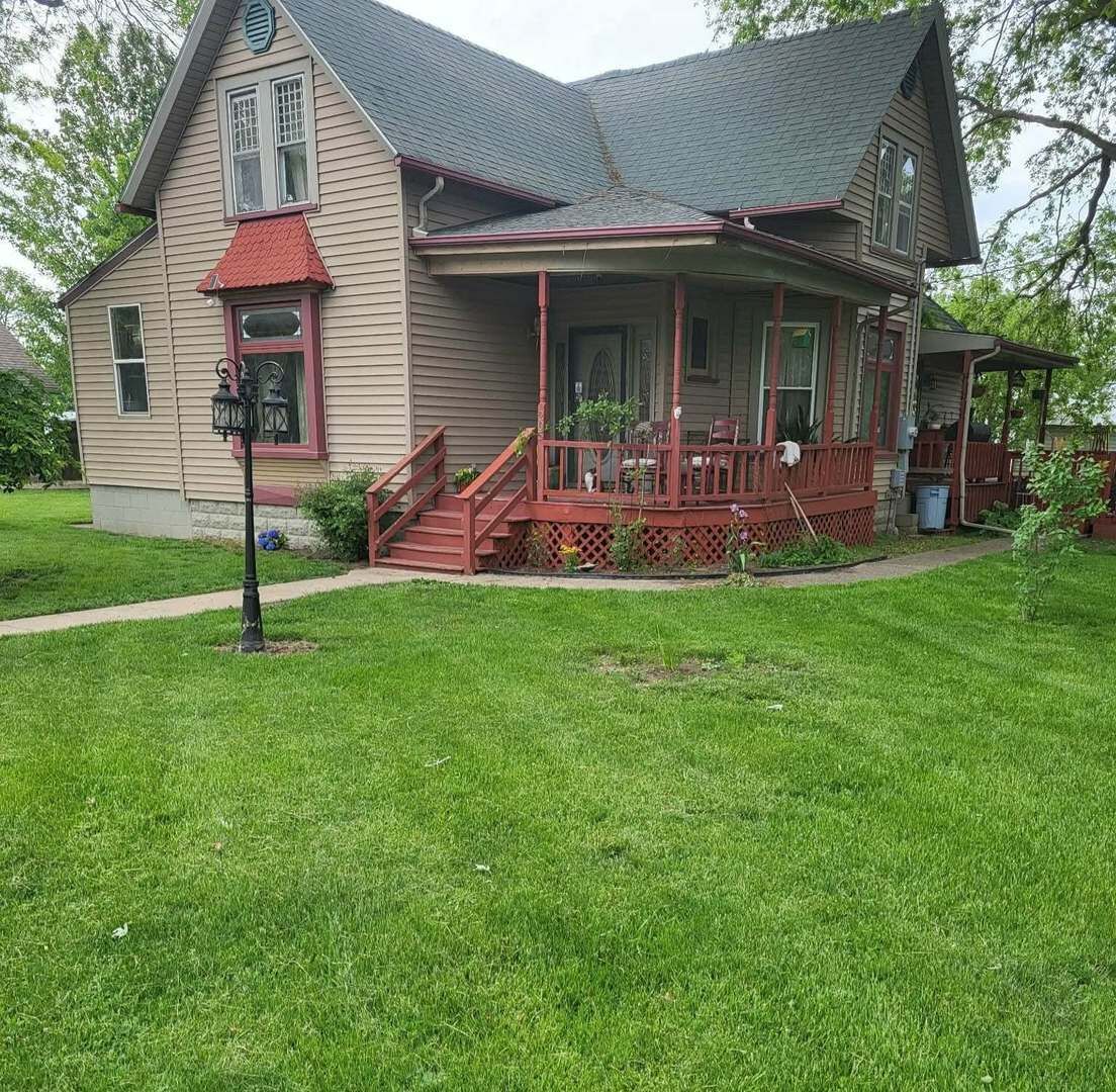 Property Photo:  205 W Melvin Street  IL 61724 