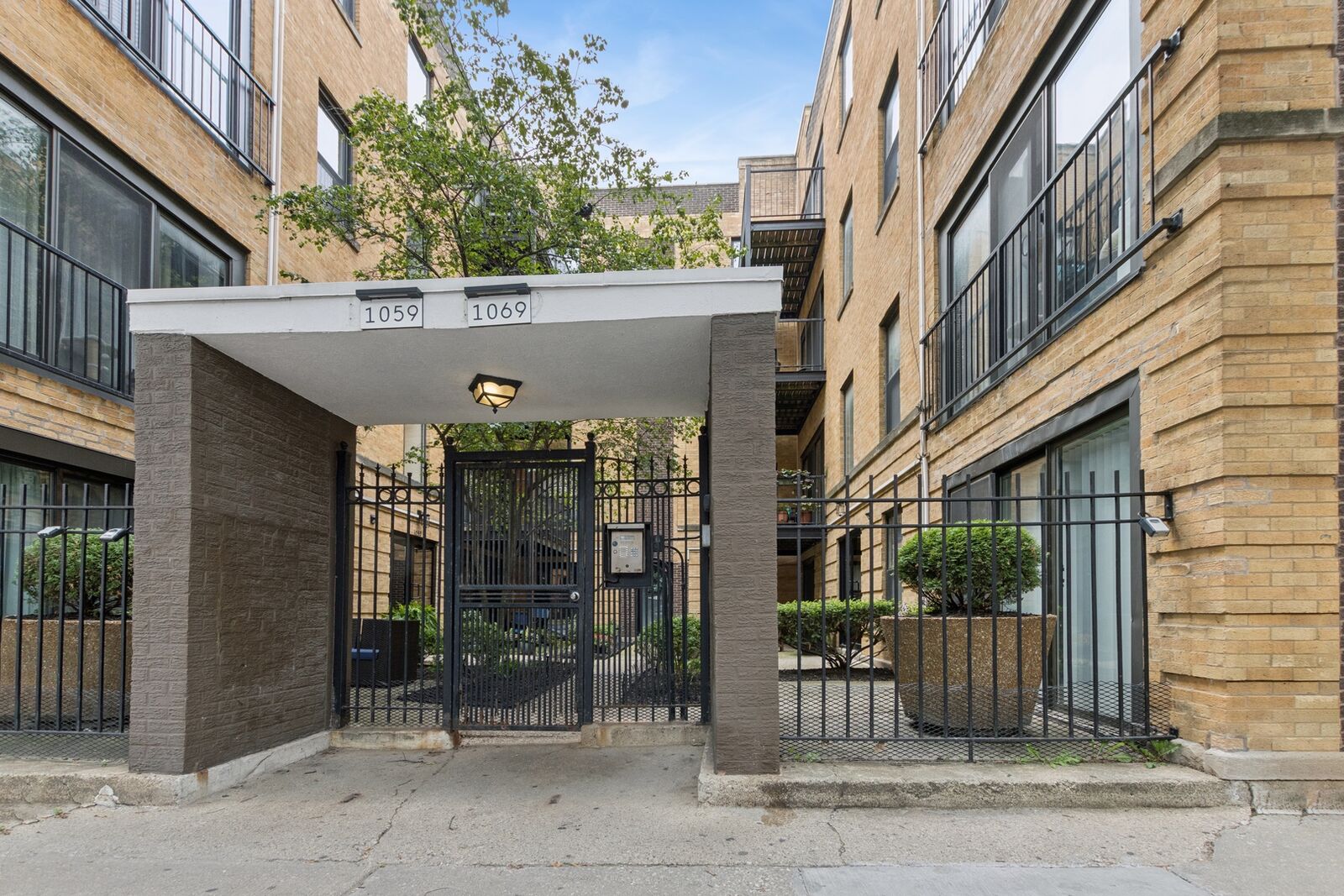 Property Photo:  1069 W Foster Avenue 1C  IL 60640 