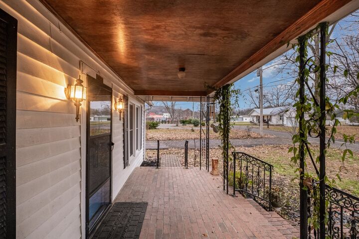 Property Photo:  112 Main St W  TN 37183 