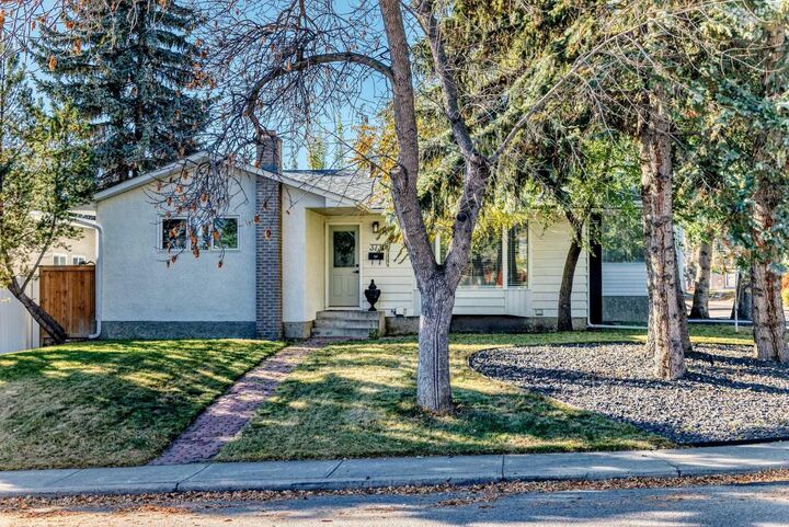 Property Photo:  3731 45 Street SW  AB T3E 3V5 