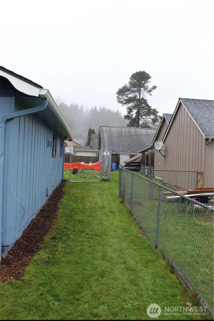 Property Photo: 1211 N 1st Ave WA 98626