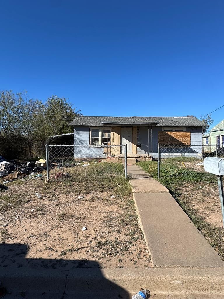 Property Photo: 224 W 13th St TX 76903