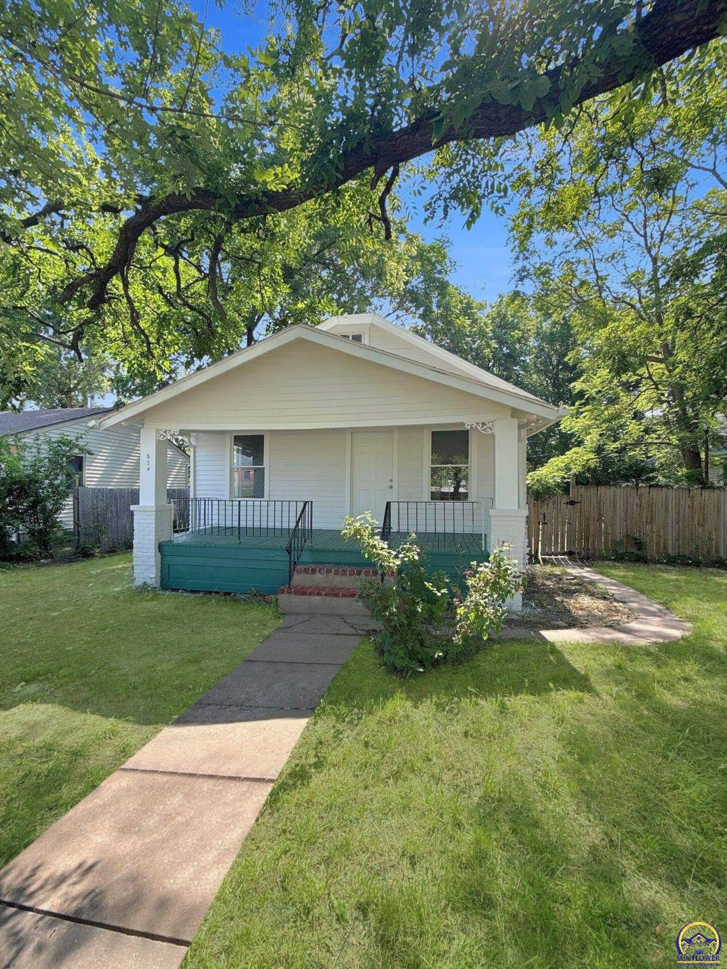 Property Photo: 324 SW Macvicar Ave KS 66604